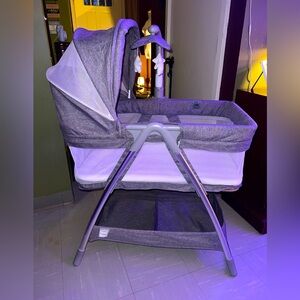 Simmons Bassinet w/ “soothing/vibration” singing mobile & storage (underneath)